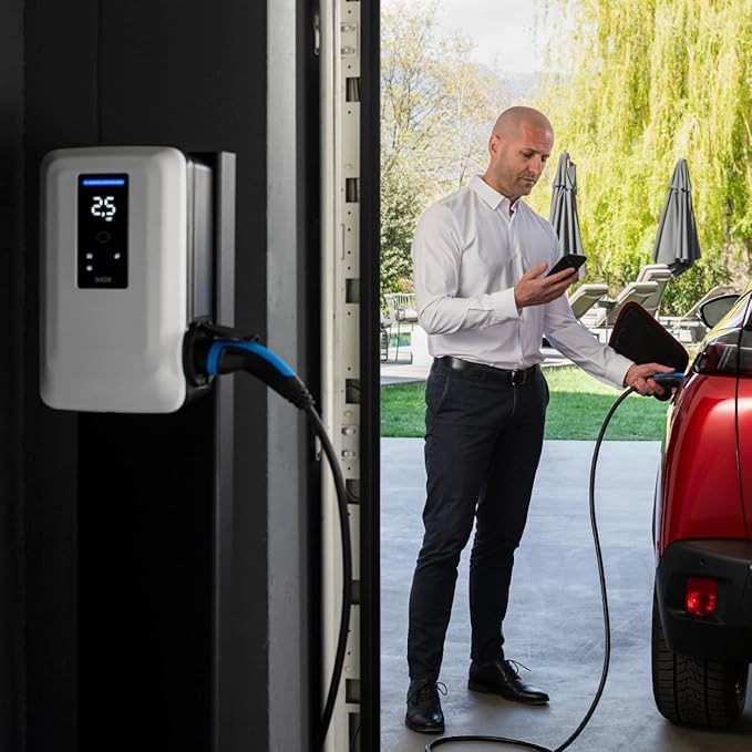 Bornes de recharge pour voiture électrique, avec un homme vérifiant son téléphone.