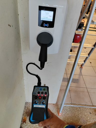 Chargeur électrique avec un câble branché, affichage numérique en haut.