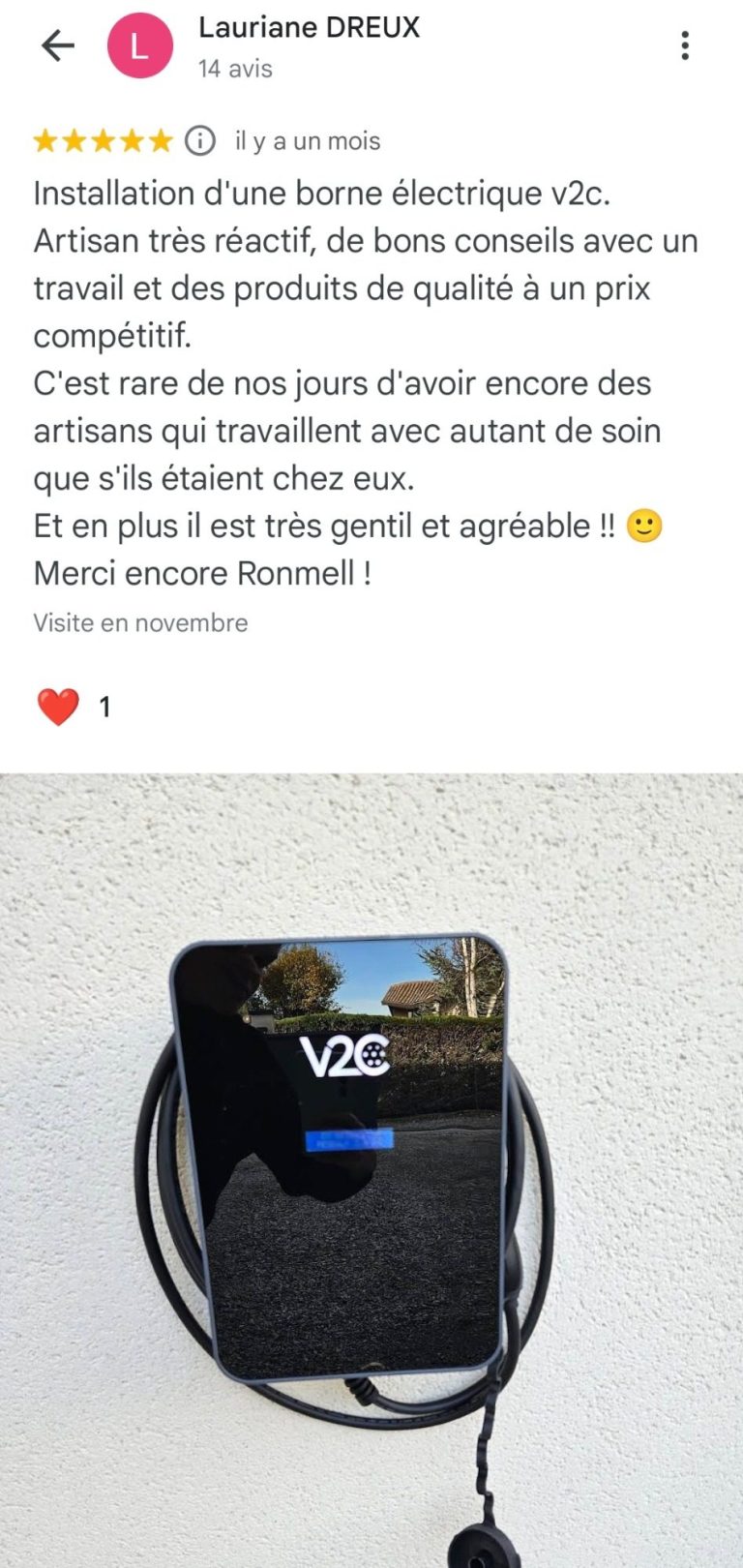 Évaluation d'un service avec des commentaires positifs sur l'installation d'un appareil.