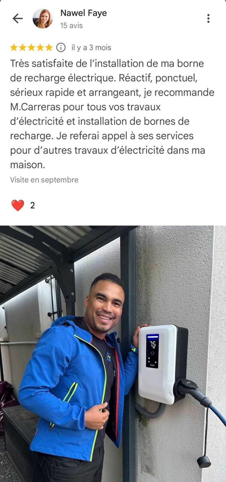 Un homme souriant en bleu, examinant une borne de recharge électrique.