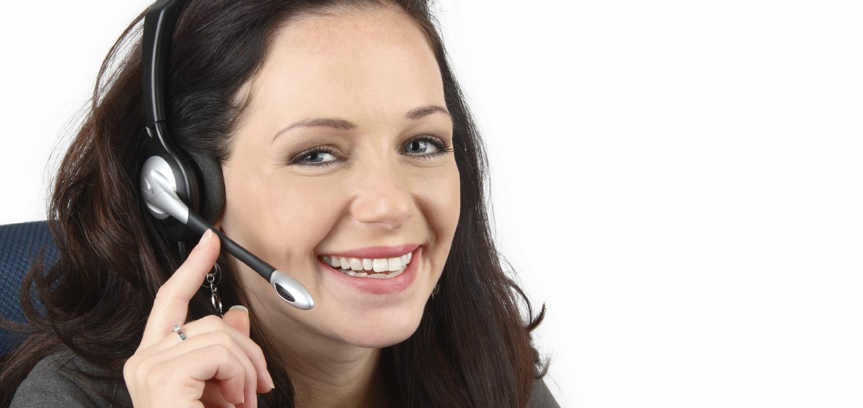 Femme souriante avec un casque et un microphone, prête à aider.